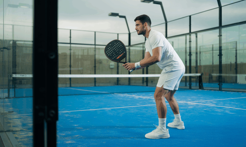 découvrez les stratégies et techniques essentielles pour maîtriser la sortie de vitre au padel. améliorez votre jeu et devenez plus compétitif grâce à des conseils pratiques et des astuces d'experts sur ce coup décisif.