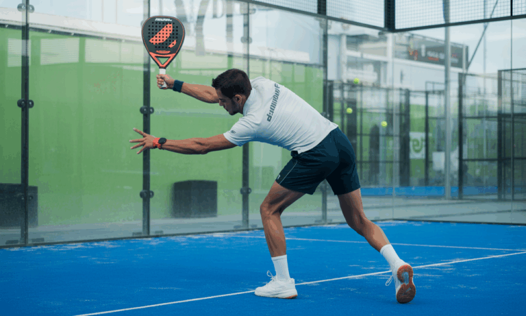 découvrez dans notre article 'par 4 padel : explication d’un smash de pro' les techniques et astuces pour maîtriser cet incontournable coup du padel. apprenez à exécuter un smash puissant et précis, comme un professionnel, pour dominer le terrain et surprendre vos adversaires. idéal pour les joueurs de tous niveaux souhaitant améliorer leur jeu.