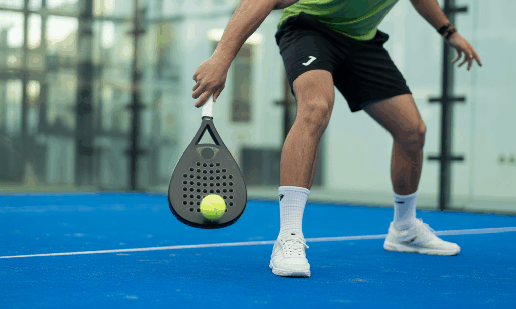 découvrez le service à la cuillère en padel, une technique astucieuse pour surprendre vos adversaires. apprenez son utilité, ses avantages et comment l'intégrer efficacement dans votre jeu pour améliorer vos performances sur le court.
