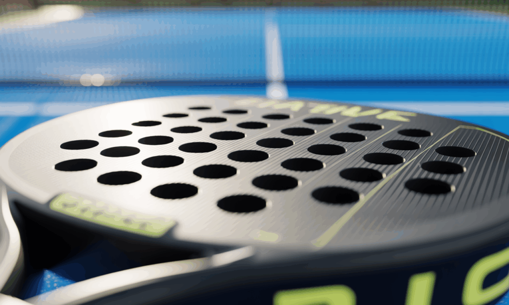 découvrez l'utilité de la surface texturée sur les raquettes de padel : comment elle améliore les effets, la maîtrise de la balle et optimise vos performances sur le court.