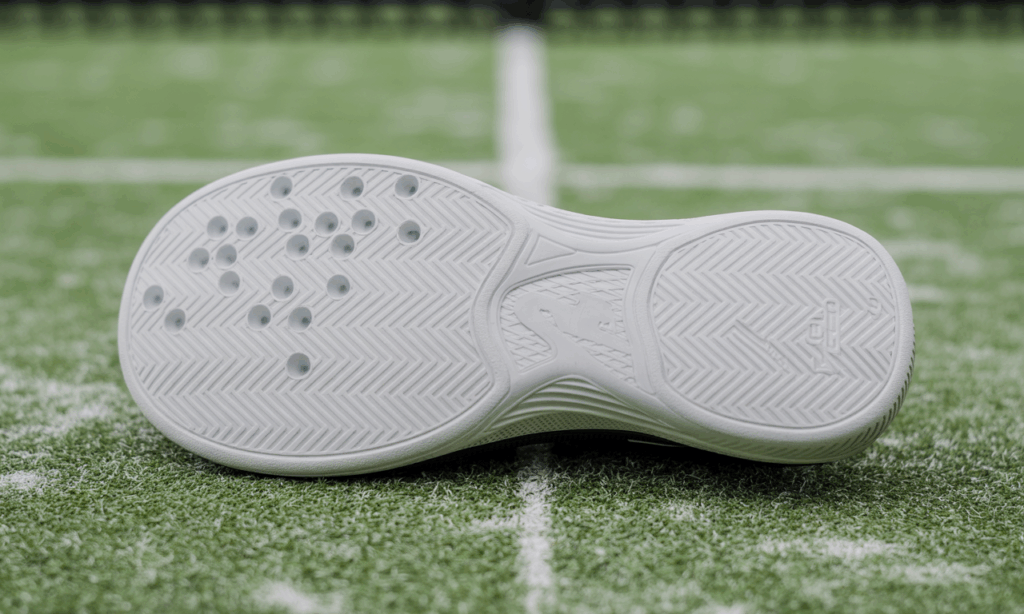 découvrez les différences essentielles entre les chaussures de padel et de tennis : matériaux, adhérence, maintien et conseils pour choisir la paire idéale selon votre pratique.