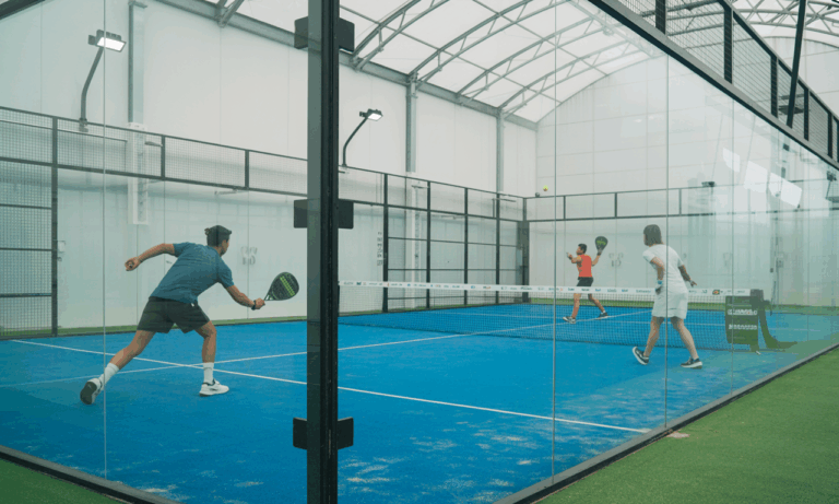 découvrez la définition simple et claire de la vitre padel, son rôle et ses spécificités pour les débutants souhaitant comprendre cet élément essentiel du terrain de padel.