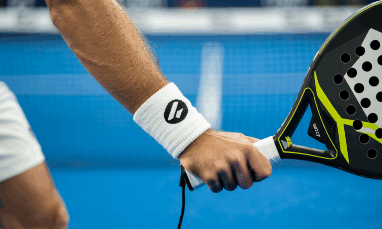 découvrez l’utilité du poignet anti-transpiration au padel : améliorez votre confort de jeu, gardez les mains sèches et optimisez vos performances sur le court grâce à cet accessoire indispensable.