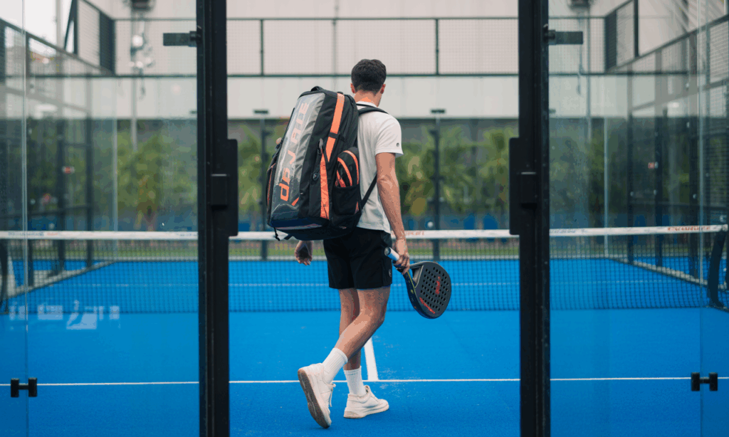découvrez ce que contient un sac de padel et nos conseils pour bien le choisir selon vos besoins : équipements indispensables, critères de sélection et astuces pratiques.